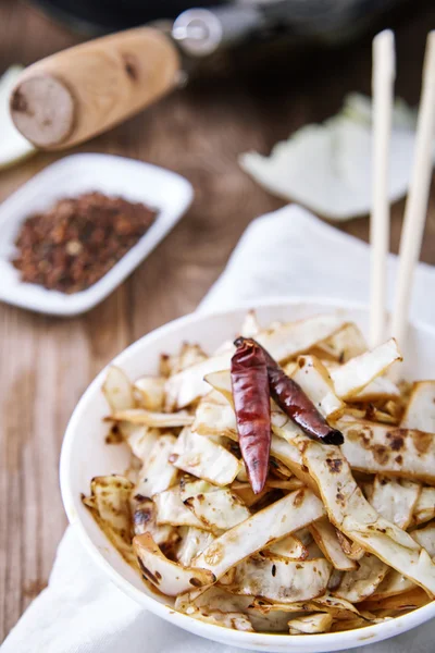 Mexer repolho frito em wok com pimenta — Fotografia de Stock