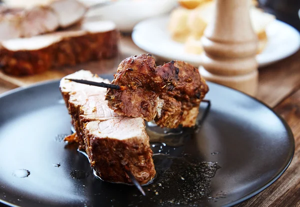 Шашлык или шашлык со свининой в маринаде — стоковое фото