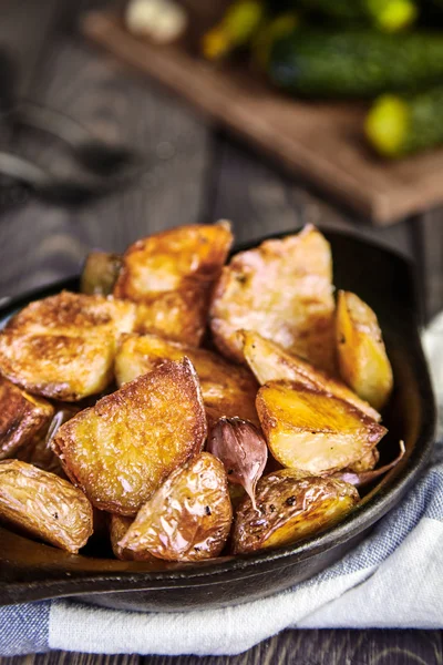 Gebakken aardappel partjes met knoflook, Kerstmis garnituur — Stockfoto
