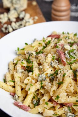 Makarna, Penne rigate, kereviz ve tütsülenmiş sosis