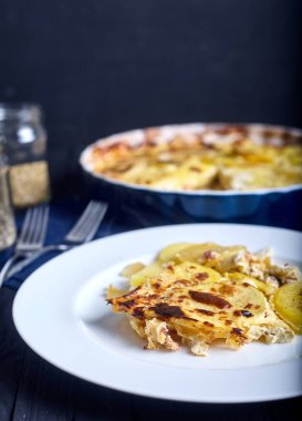 Krema, yumurta ve peynir ile patates graten