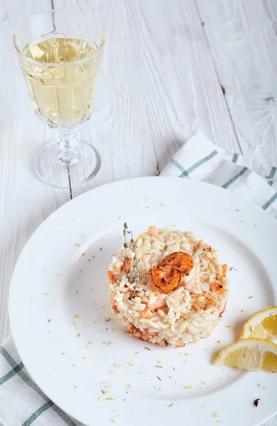 Risotto med räkor och ett glas vitt vin — Stockfoto