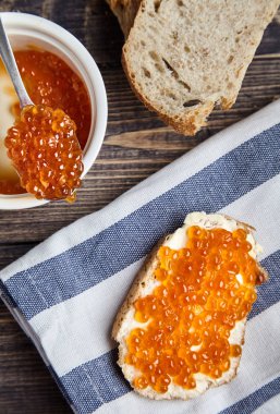 Tereyağı ve kırmızı somon havyar ile sandviç