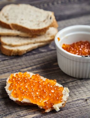 Tereyağı ve kırmızı somon havyar ile sandviç