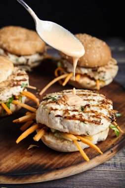 Ev yapımı hamburger Tay tarzı kesme tahtası üzerinde