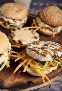 Ev yapımı hamburger Tay tarzı kesme tahtası üzerinde