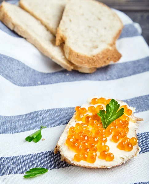 Tereyağı ve kırmızı somon havyar ile sandviç