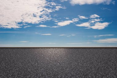 yol kenarında mavi gökyüzü arka plan ile