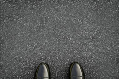 asfalt yol üzerinde siyah deri ayakkabı