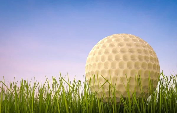 Golfbal op groen gras zijaanzicht — Stockfoto