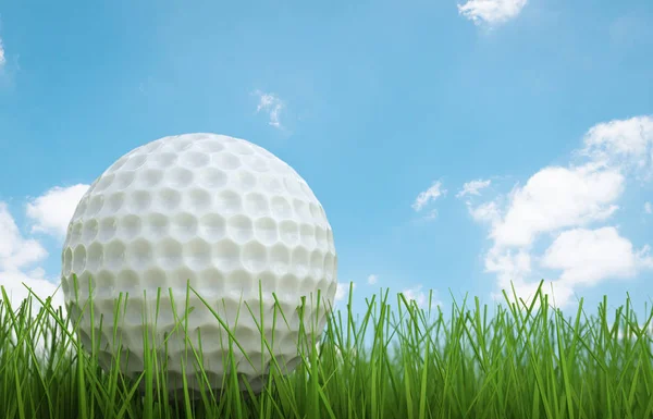 Bola de golfe na grama verde vista lateral — Fotografia de Stock