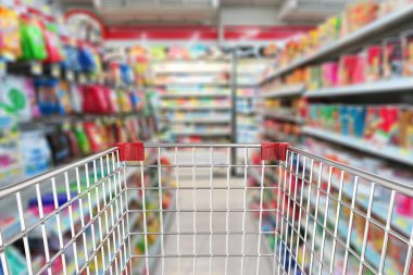 alışveriş sepeti süpermarket sokakta