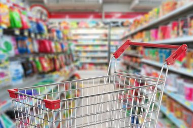alışveriş sepeti süpermarket sokakta