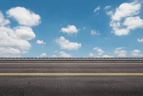 Bord de la route avec fond bleu ciel — Photo