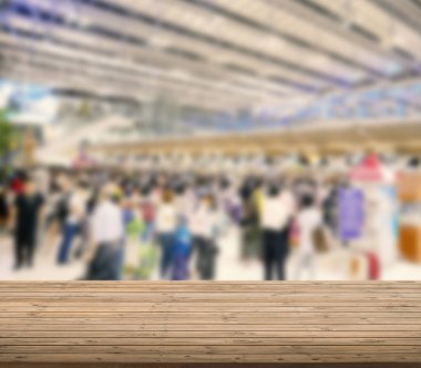 Havaalanı ile ahşap masa arka plan bulanık