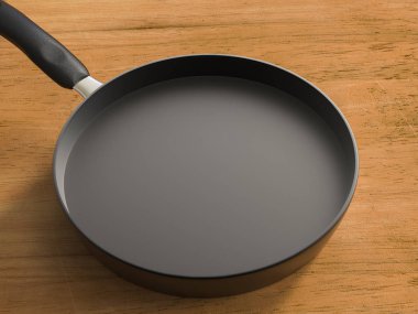 ahşap masa boş siyah tava