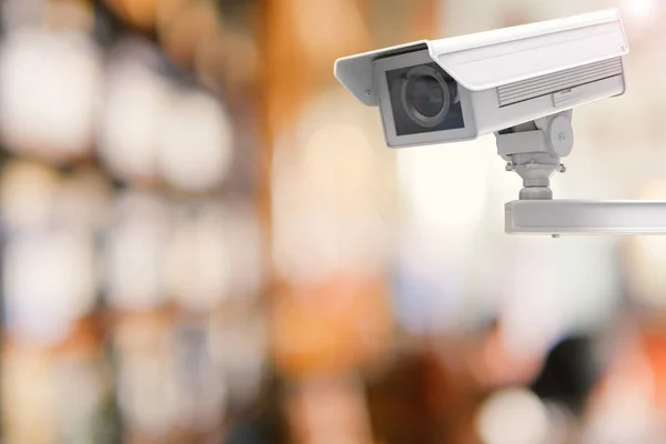 Telecamera cctv o telecamera di sicurezza su sfondo sfocato negozio al dettaglio — Foto Stock