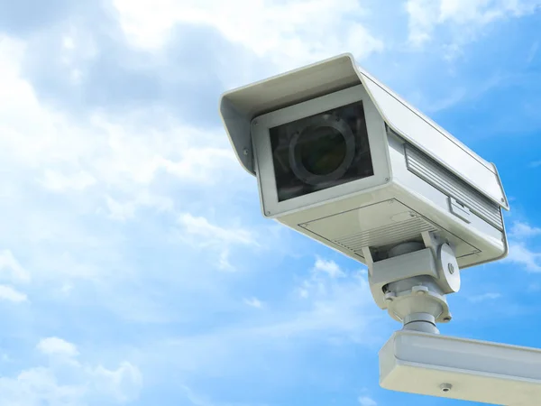 CCTV kamery nebo bezpečnostní kamery na pozadí modré oblohy — Stock fotografie