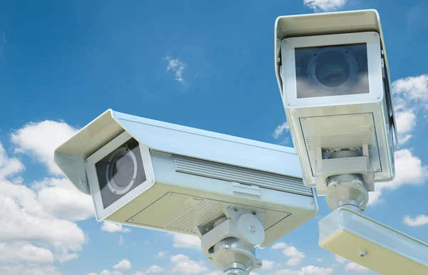 Telecamera cctv o telecamera di sicurezza su sfondo cielo blu — Foto Stock