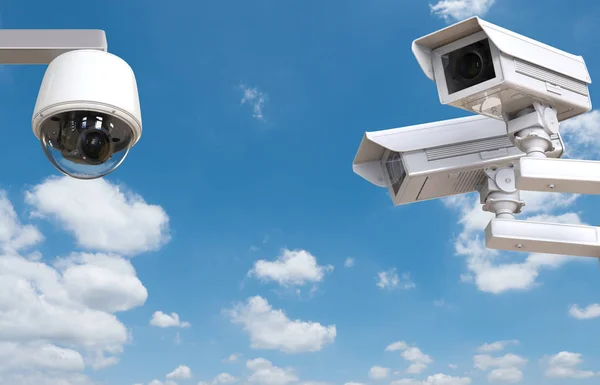 Cámara cctv o cámara de seguridad sobre fondo azul cielo —  Fotos de Stock