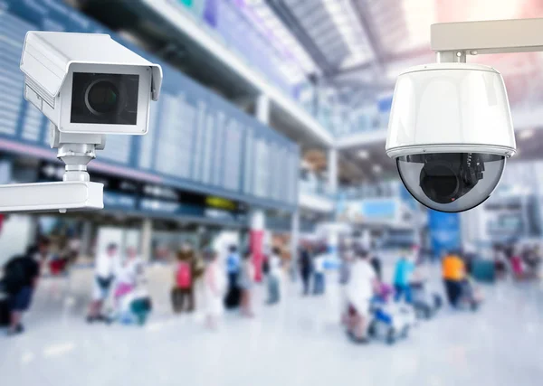 CCTV camera of bewakingscamera op luchthaven achtergrond — Stockfoto