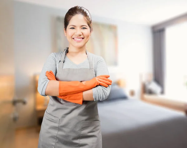 Asiatische Hausfrau mit Gummihandschuhen verschränkte Arme — Stockfoto