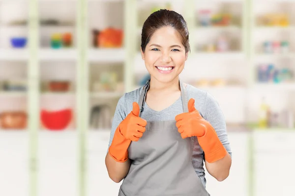 Asiatische Hausfrau trägt Gummihandschuhe Daumen nach oben — Stockfoto