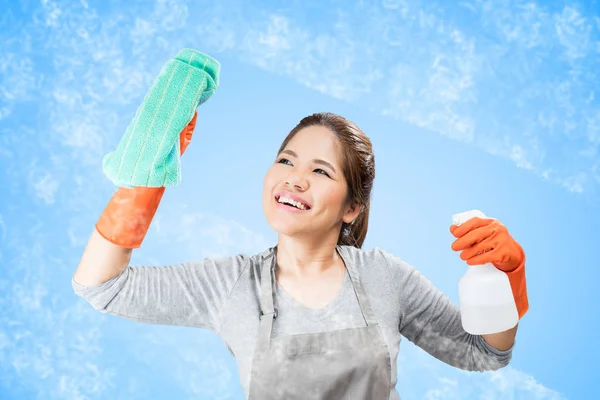 Asya ev kadını temizlik cam — Stok fotoğraf