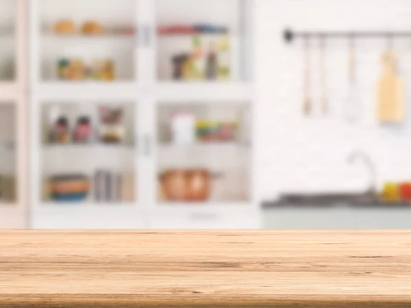 Contador de madeira com fundo armário de cozinha — Fotografia de Stock