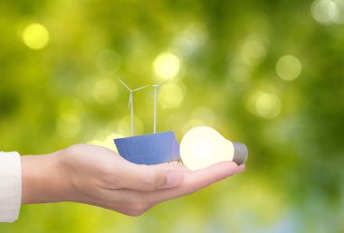Rüzgar türbinleri, güneş panelleri ile alternatif enerji kavramı ve 