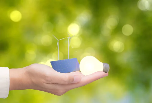 Conceito de energia alternativa com turbinas eólicas, painéis solares e — Fotografia de Stock