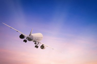 alacakaranlık gökyüzü uçan uçak