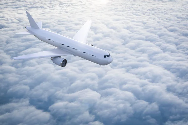 Vliegtuig vliegen boven bewolkte hemel — Stockfoto