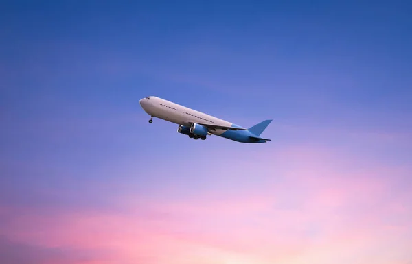 Flyga flygplan på twilight sky — Stockfoto