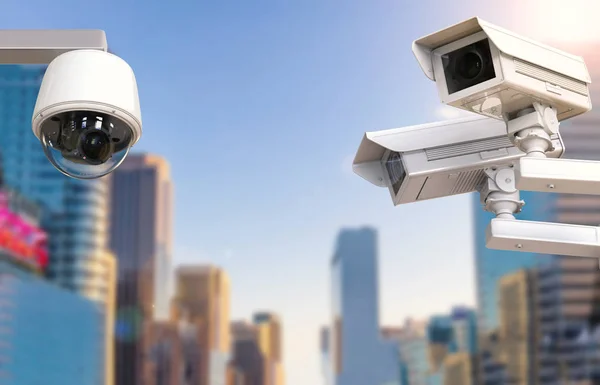 Telecamera cctv o telecamera di sicurezza su sfondo paesaggio urbano — Foto Stock