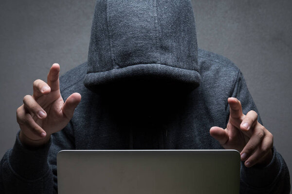 хакер с ноутбуком
