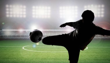 topu tekmeleme siluet futbol oyuncusu 