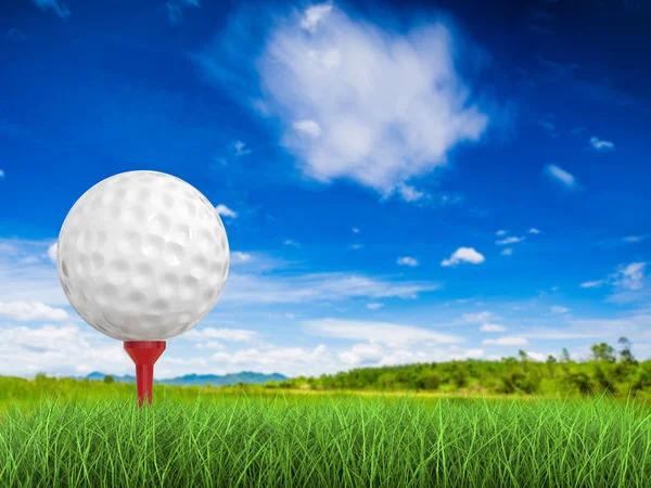 Bola de golfe em tee vista lateral — Fotografia de Stock