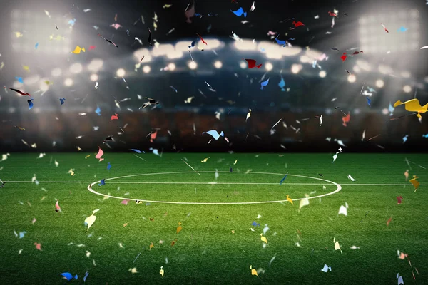 Célébration confettis avec fond de terrain de football — Photo