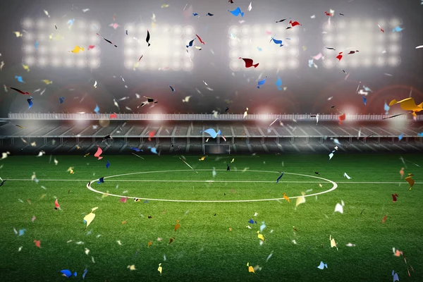 Célébration confettis avec fond de terrain de football — Photo