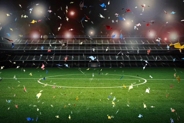 Célébration confettis avec fond de terrain de football — Photo