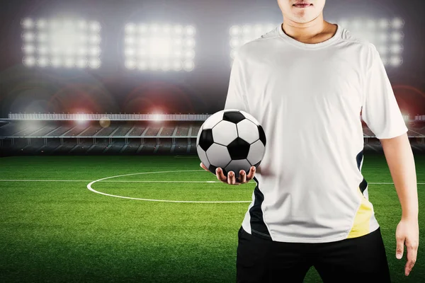 stadyum arka plan ile topa sahip oyuncu