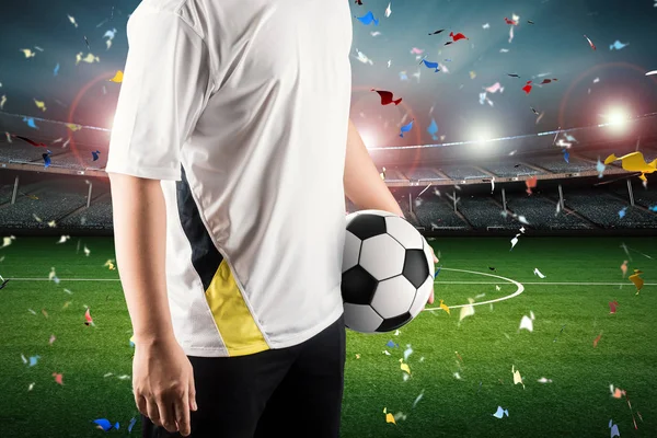 stadyum arka plan ile topa sahip oyuncu