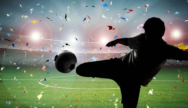 topu tekmeleme siluet futbol oyuncusu 