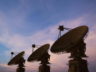 uydu çanağı üst üste