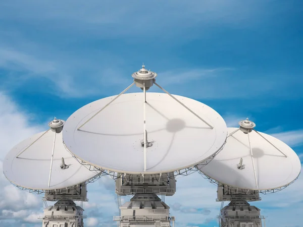 Trzech anten satelitarnych — Zdjęcie stockowe