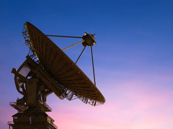 Antenne parabolique avec ciel crépusculaire — Photo