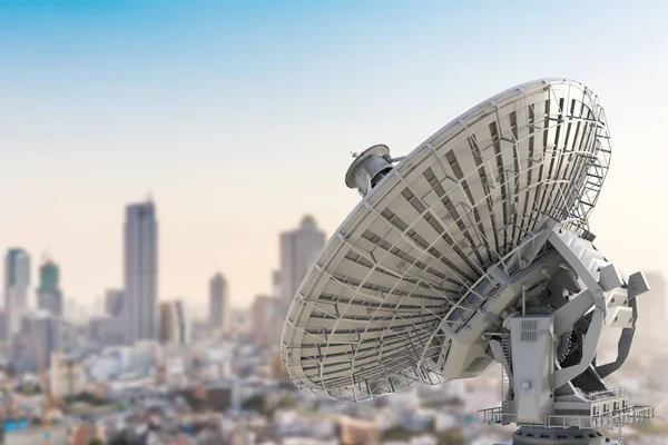 Antena parabólica con paisaje urbano — Foto de Stock