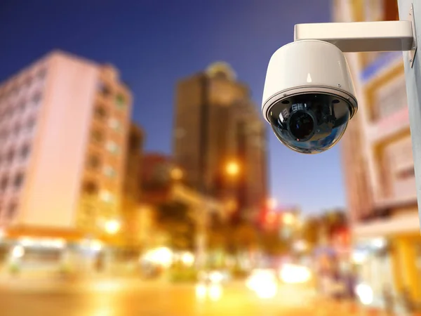 Security camera of cctv camera met stadsgezicht achtergrond — Stockfoto