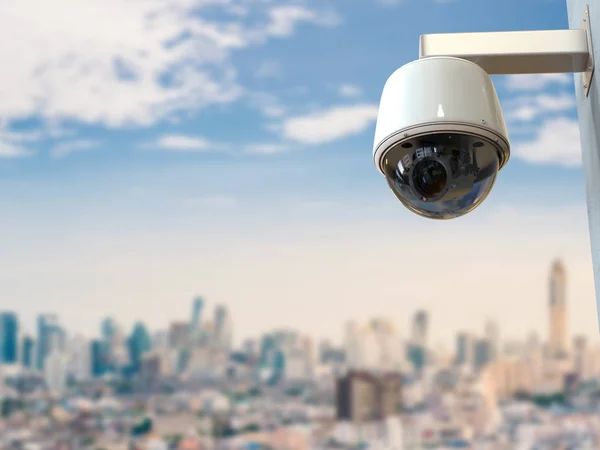 Security camera of cctv camera met stadsgezicht achtergrond — Stockfoto